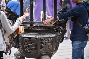 廟 右進左出